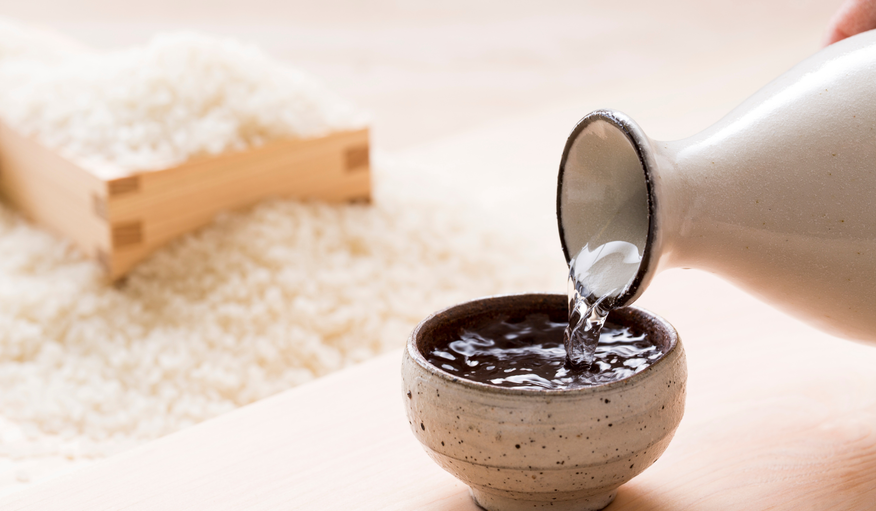 Le saké : les délices du Japon dans une petite coupe