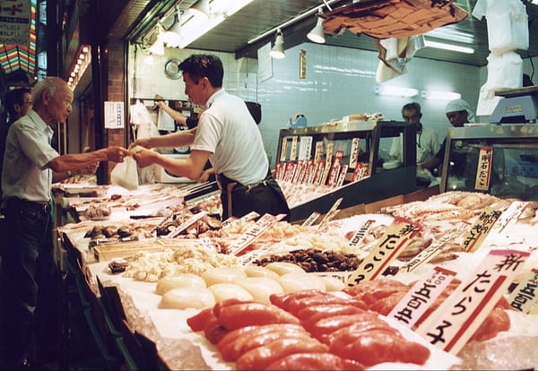 Acheter son poisson au marché de Nishiki ou le déguster sur place, à vous de choisir ! - Wikipedia