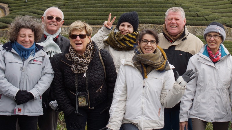 Le groupe du tour pilote en mars devant les plantations de thé de Wazuka-cho 