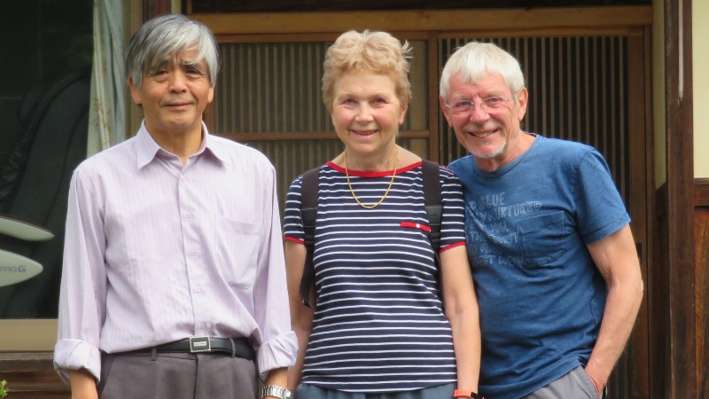 Myriam et Serge avec leur hôte devant la maison japonaise