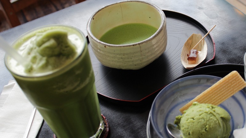 Matcha latte, chaud ou glacé, avec une petite friandise traditionnelle (wagachi) et une glace au matcha 