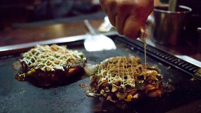 Dernière touche du chef sur les okonomiyaki, un petit peu de mayonnaise ! - Hajime Nagahata